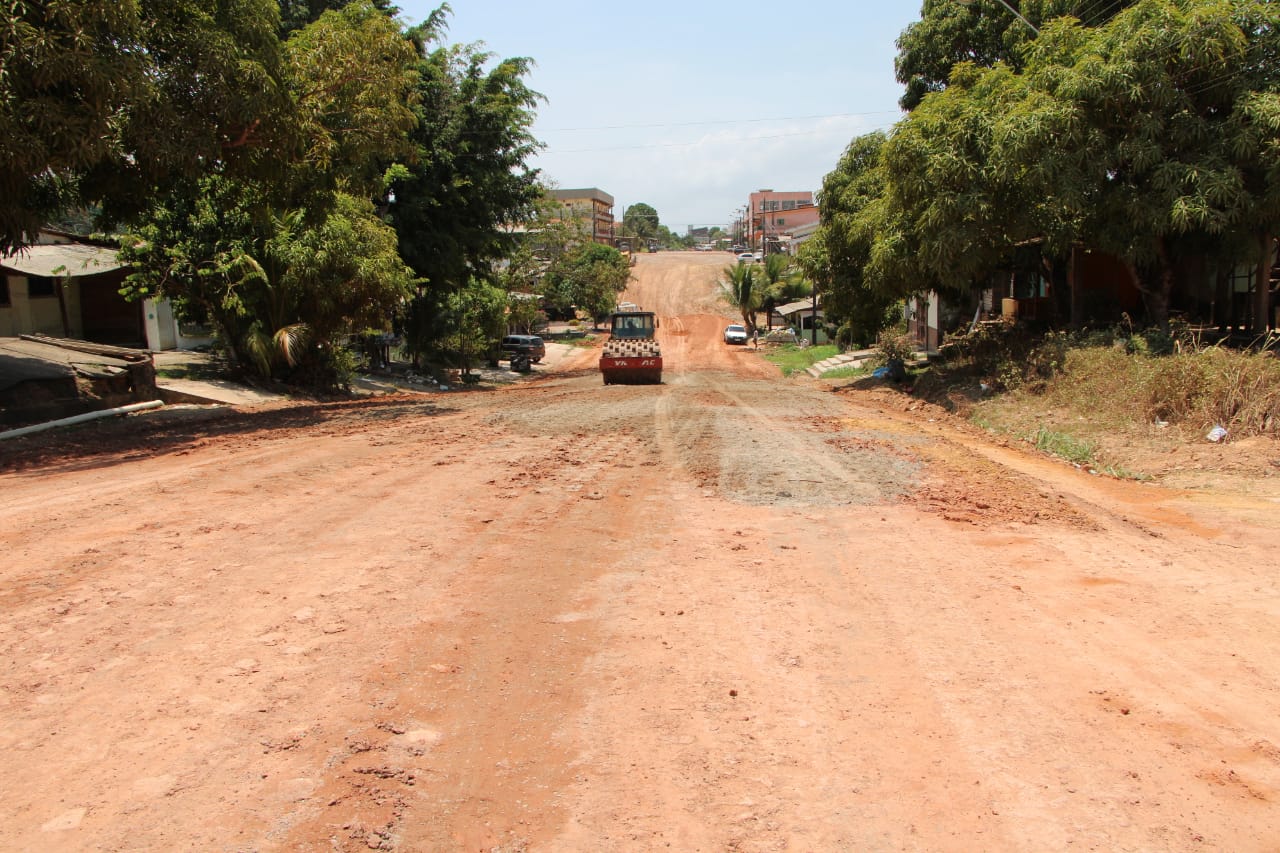 Pavimentação prefeitura faz terraplenagem na Rua Roberto Ferreira da