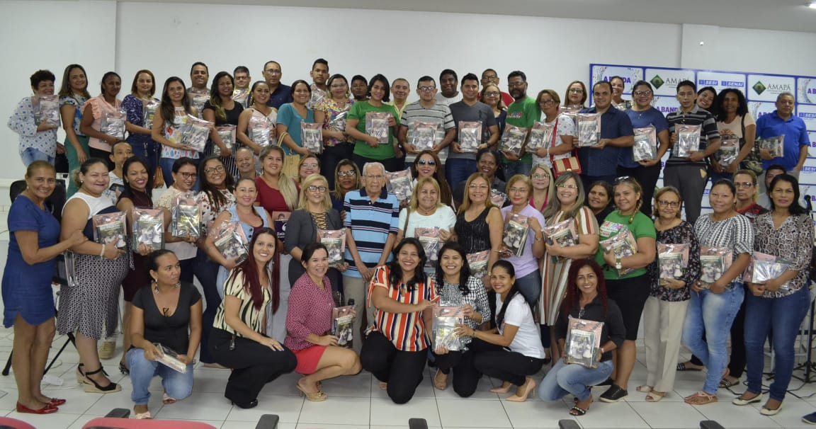 Escolas municipais recebem doação de kits de livros literários