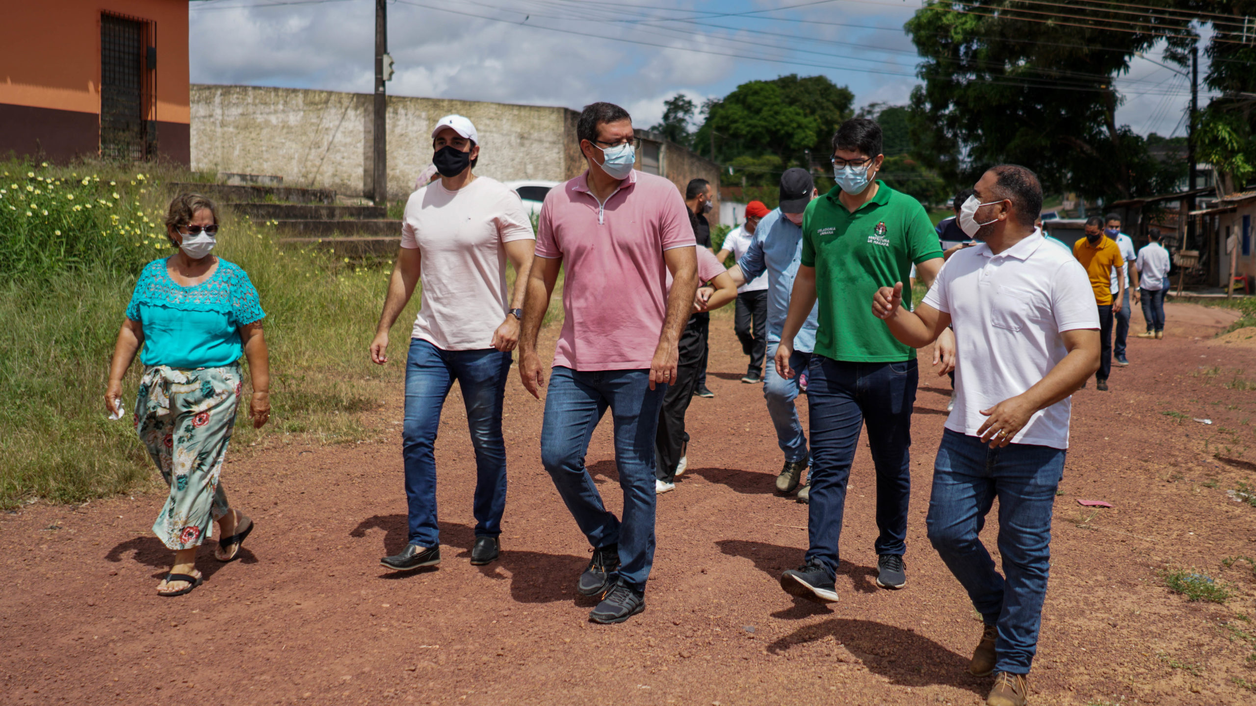 Prefeito Dr Furlan visita obras de revitalização de passarelas em