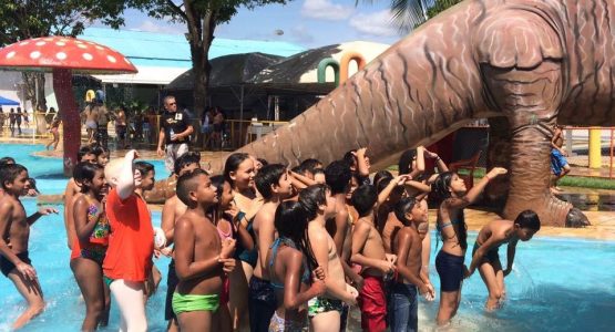 Crianças do Projeto Japiim ganham manhã divertida em clube aquático