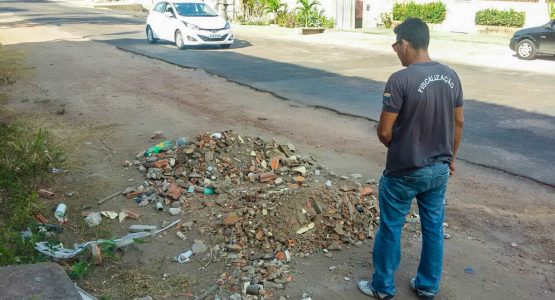 Denúncia de internauta ajuda prefeitura identificar responsáveis por jogar lixo em via pública