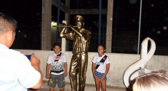 Prefeitura de Macapá devolve estátua do Mestre Oscar aos moradores do residencial