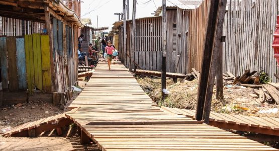 Reforma de passarelas garante acessibilidade para moradores do bairro Congós
