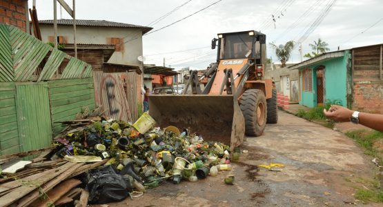 Mais de 40 toneladas de lixo são retiradas da Avenida Tupis