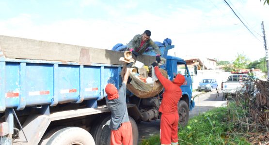 Prefeitura retira toneladas de lixo de residência de acumuladora