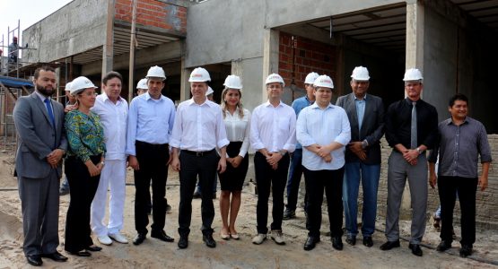 Prefeito de Macapá e ministro da Saúde visitam obras do Município