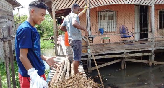 Incentivados pela prefeitura, moradores do Pacoval ajudam na limpeza e desobstrução de canal natural