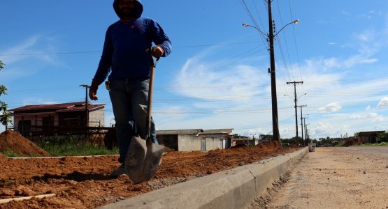 Prefeitura executa obras de construção de canteiro central e meio-fio no Morada das Palmeiras