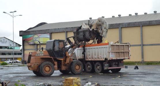 Prefeitura recolhe mais de 80 toneladas de entulho de lixeira viciada ao lado da Cidade do Samba
