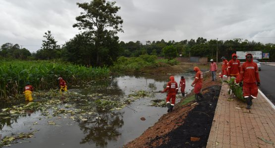 Serviços de limpeza são feitos na lagoa do bairro Pantanal