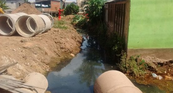 Prefeitura faz serviços de manutenção na rede de drenagem do bairro Santa Rita