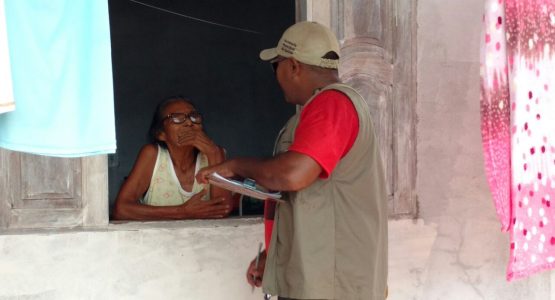 Moradores do bairro Pantanal recebem orientação de agentes de endemias