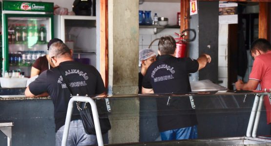 Bares e restaurantes da Beira Rio são fiscalizados pela prefeitura