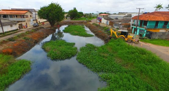 Prefeitura prossegue serviços de limpeza do canal do Beirol