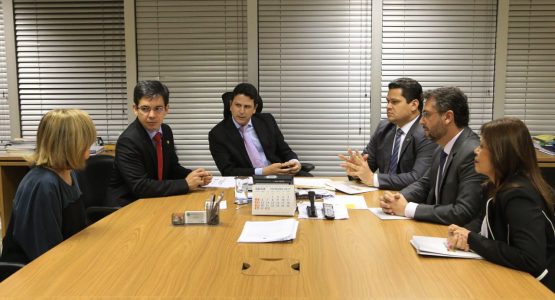 Prefeito Clécio e senadores Davi e Randolfe reúnem-se com ministro das Cidades, que garante prioridade nas obras de habitação para Macapá