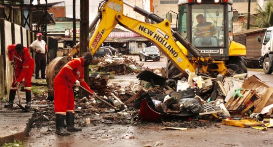Prefeitura registra aumento no número de notificações e multas para quem joga lixo em via pública