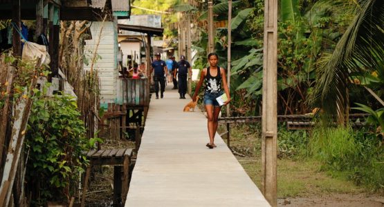 Prefeitura de Macapá constrói passarelas de concreto no Bailique