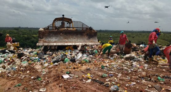 Bebidas apreendidas em fiscalizações são descartadas no aterro sanitário de Macapá