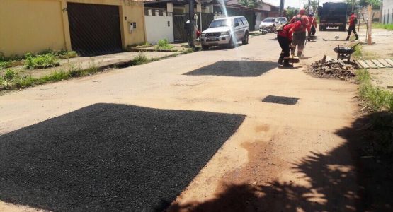 Serviço de tapa-buraco atende mais de 15 bairros de Macapá nesta semana
