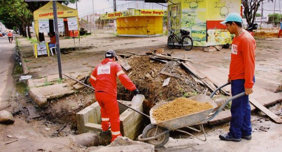Construção de sumidouros dará destino às águas servidas na Praça Chico Noé