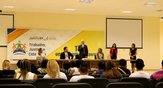Professores participam de seminário sobre violação de direitos
