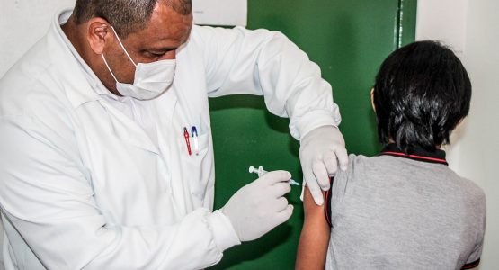 Gripe: Semsa inicia imunização de doentes crônicos, professores, trabalhadores e população do sistema prisional