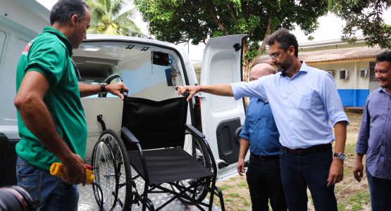 Prefeitura entrega veículo e equipamentos para Apae de Macapá