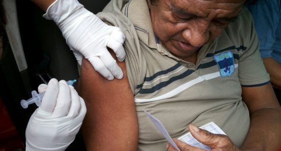 Idosos e povos indígenas têm até 3 de maio para vacinar-se contra gripe
