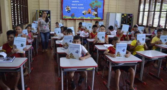 Prefeitura entrega material didático e merenda para escolas do arquipélago do Bailique