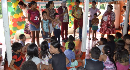 Barco da Leitura é recebido com alegria por criançada da comunidade do Carneiro, no Bailique