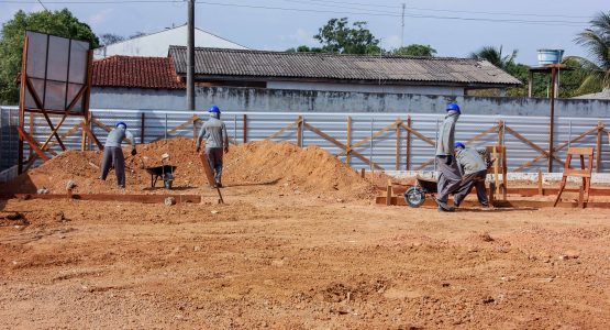 Município inicia obra de construção da quadra esportiva com grama sintética no bairro Zerão