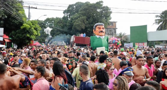 Com alegria e irreverência, “A Banda” arrasta uma multidão pelas ruas de Macapá