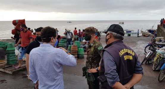 Covid-19: Prefeitura de Macapá distribui máscaras de proteção na rampa do açaí