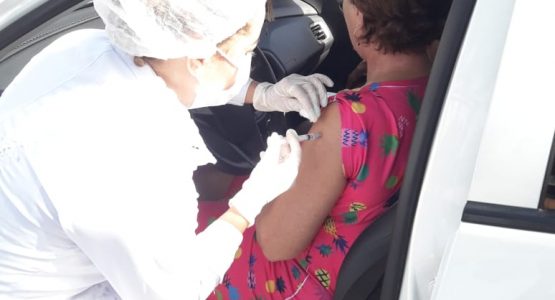 Em dois dias de vacinação drive-thru, mais de 11 mil portadores de doenças crônicas são imunizados contra gripe