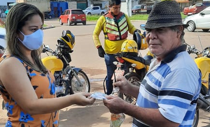 Prefeitura de Macapá orienta feirantes e clientes para importância do uso da máscara e distribui 500 unidades do equipamento de proteção do projeto “Costurando Vidas”
