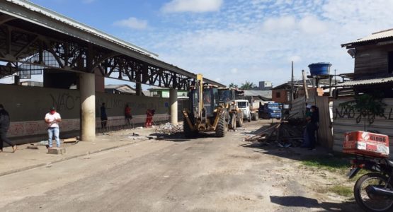 Prefeitura de Macapá remove 10 toneladas de entulho de lixeira viciada no entorno do Mercado do Peixe, no bairro Perpétuo Socorro