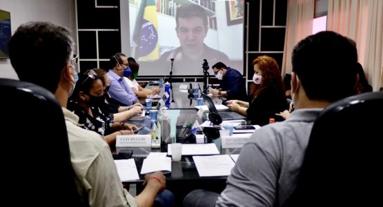 Videoconferência: prefeito Clécio reúne com representantes da Educação e senadores para tratar sobre o novo Fundeb