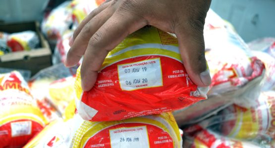Vigilância Sanitária apreende produtos fora do prazo de validade em supermercado da capital