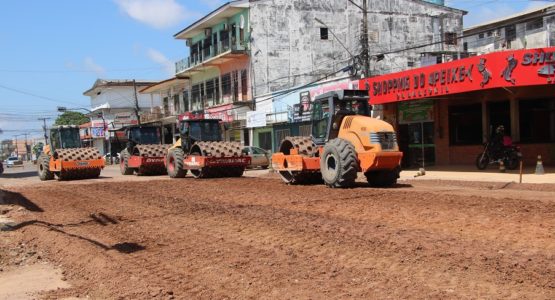 Prefeitura de Macapá faz serviço de preparo de base para pavimentação na Rua Hildemar Maia