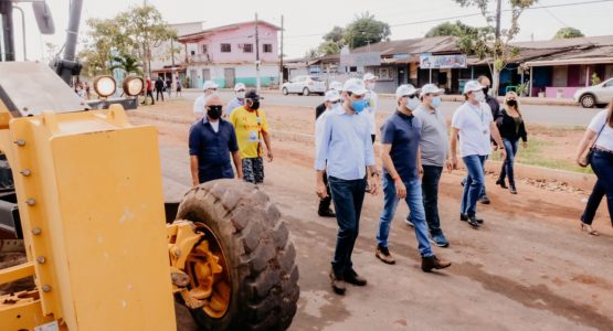 Prefeito Clécio, Davi Alcolumbre e o presidente nacional da Caixa Econômica Federal visitam obras de mobilidade urbana de Macapá