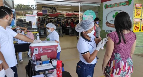 Prefeitura de Macapá vacina mais de 4 mil pessoas contra o sarampo em pontos montados nos atacadões da cidade