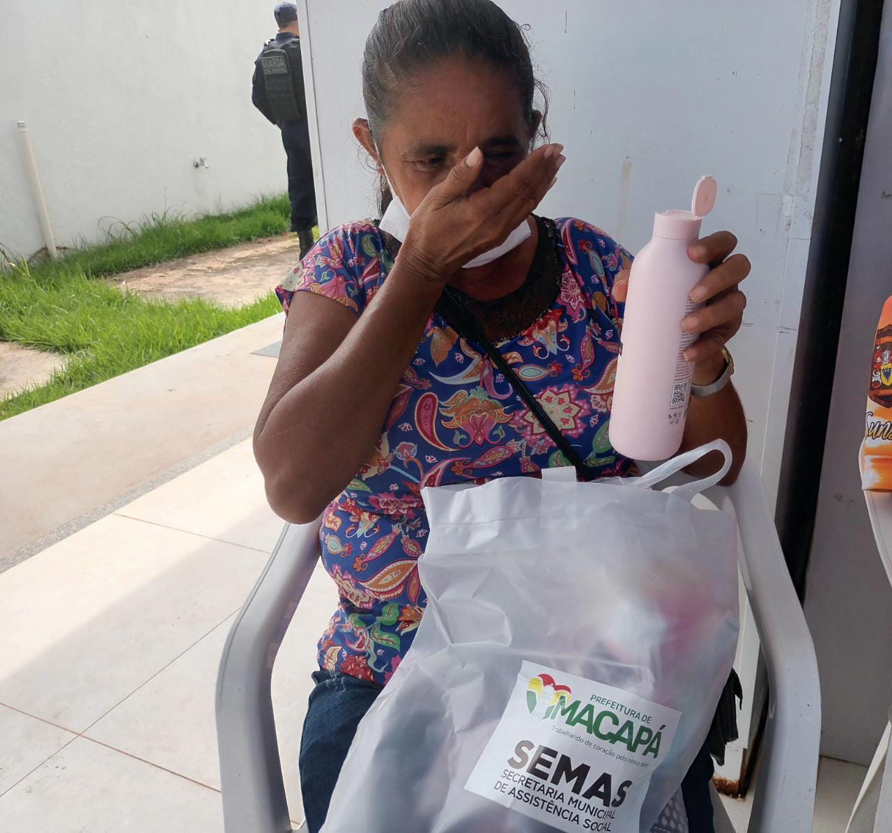 Dona Jurema Conceição da Silva de 50 anos, usuária do Centro Pop recebe kit de higiene pessoal | Foto: Alexandra Gomes/PMM