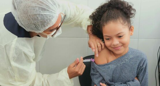 Vacinação itinerante chega a 11 creches de Macapá para imunizar alunos, familiares e profissionais da Educação