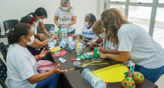 Em Macapá, idosos atendidos pelo Cras Amor participam de oficina de material reciclável