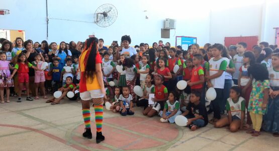 Serviços de saúde e beleza ofertados no aniversário de 4 anos da Escola Municipal Maria Celes Coutinho atende mais de 500 pessoas