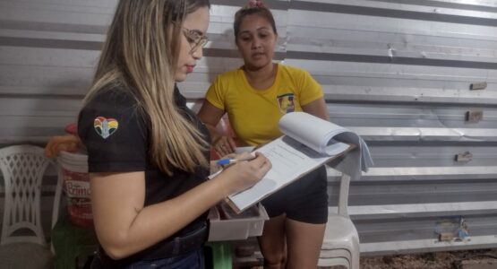 Prefeitura fiscaliza funcionamento de quiosques na Praça do Coco e faz o cadastramento de ambulantes 