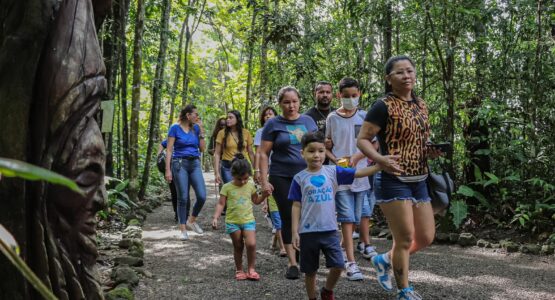 Alunos da Clínica Escola Coração Azul têm contato com a natureza em visita ao maior parque urbano do Amapá