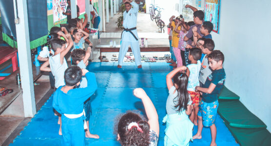 Projeto de karatê e jiu-jitsu é realizado gratuitamente para estudantes da escola municipal Elita Nunes  Melo