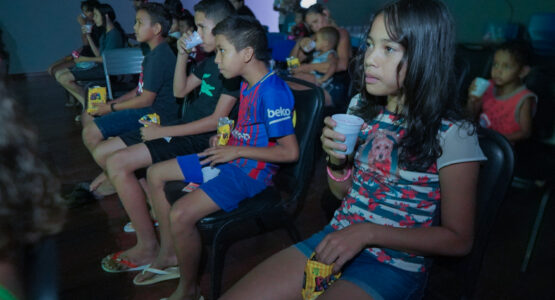 Cine CEU das Artes leva cinema gratuito para crianças da zona norte de Macapá