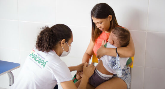 Vacina contra influenza é aplicada em alunos da Creche Municipal Tio Soró, na Fazendinha